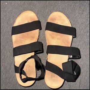 Black platform sandals in excellent condition size 10 women’s very comfy shoes